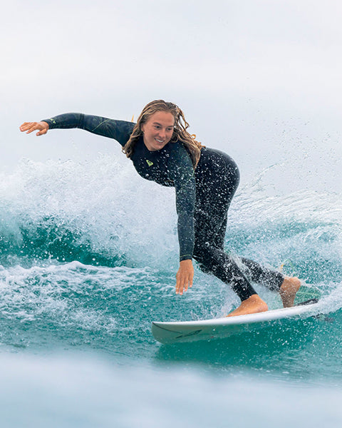 美品【ROXY】グレー　DRY/FLIGHT防水　Ｍ ROXY ロキシー LCZ ELITE LTD 5×4×3mm RWT244703M レディース