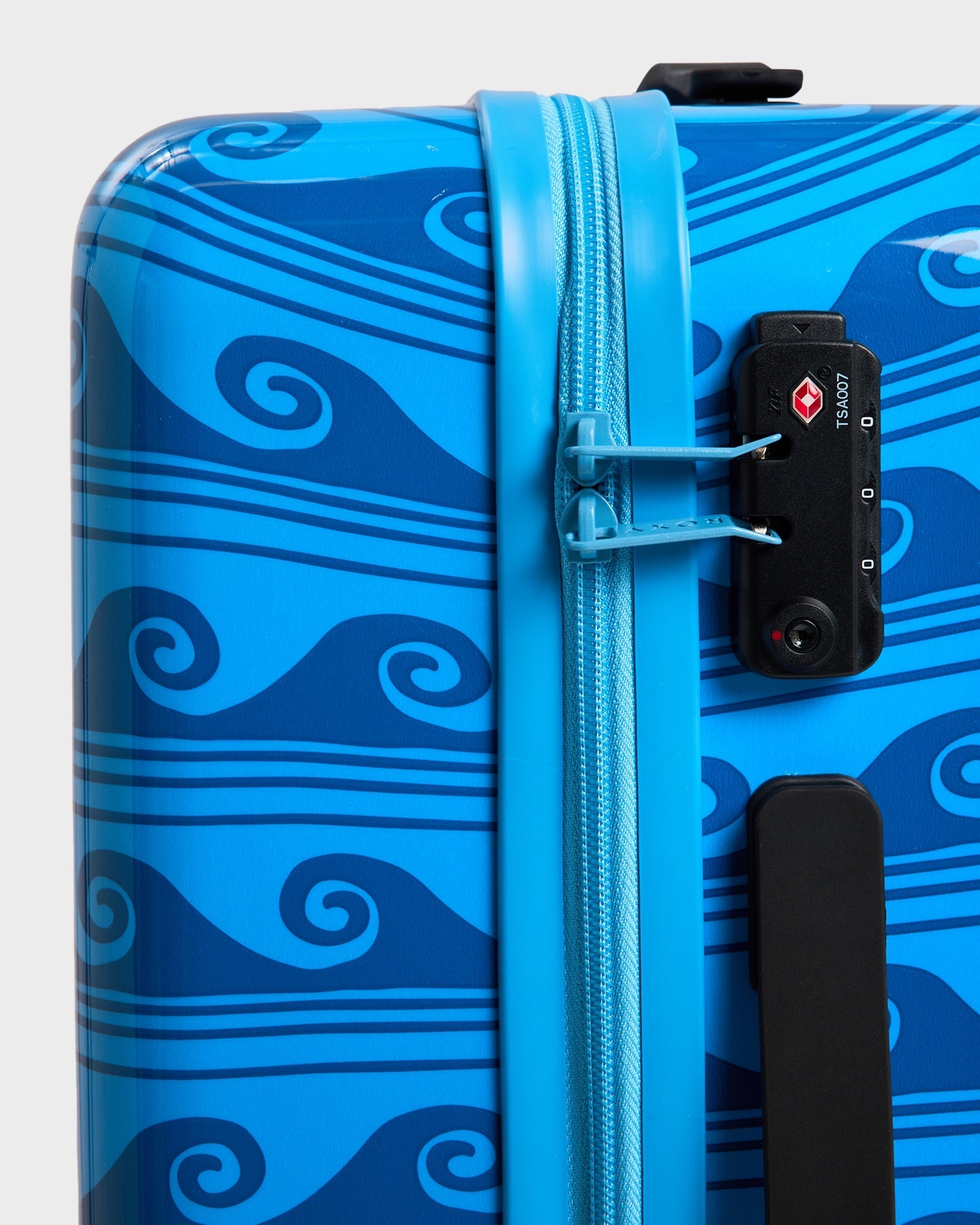 Womens Like A Seashell 39L Roller Suitcase